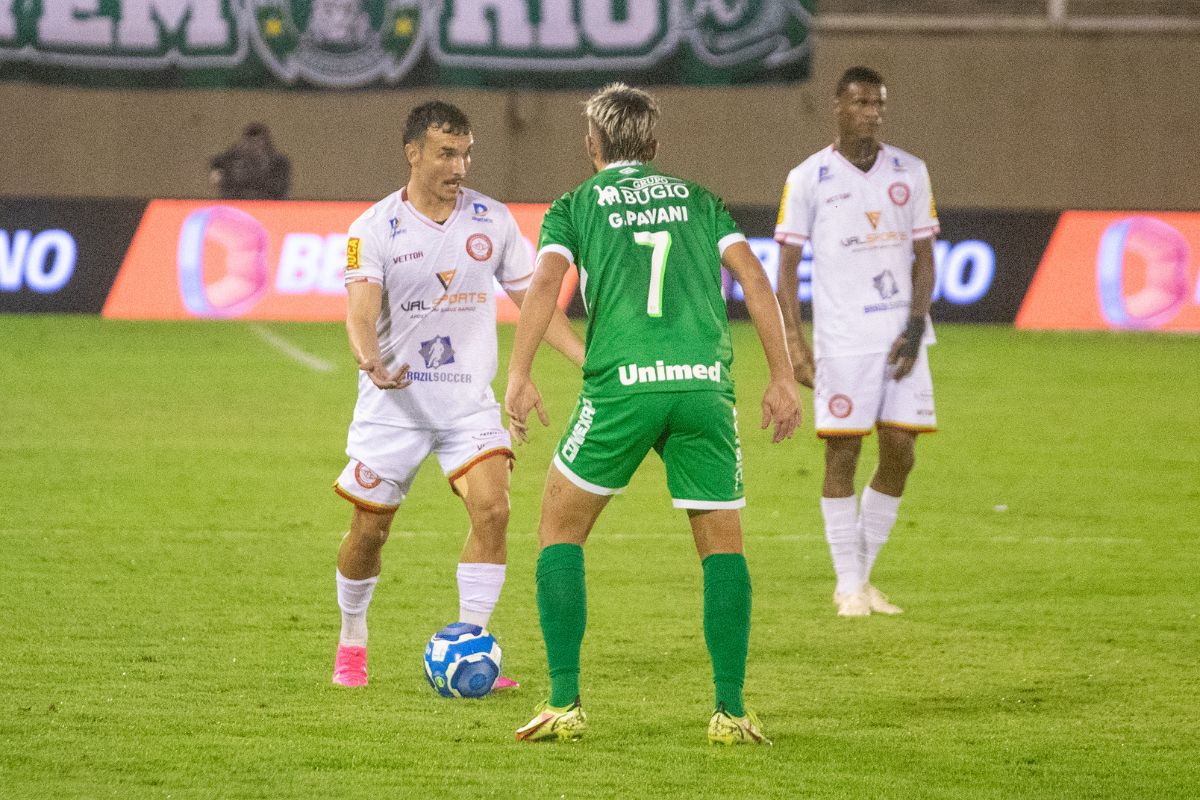 Chapecoense é goleada e volta para zona de rebaixamento da série B