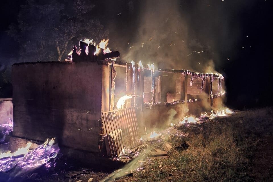 Corpo é encontrado carbonizado após casa pegar fogo no Extremo Oeste