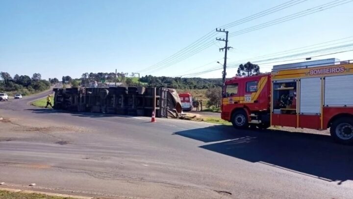 Motorista tomba carreta após contornar trevo na BR-282 em Campos Novos