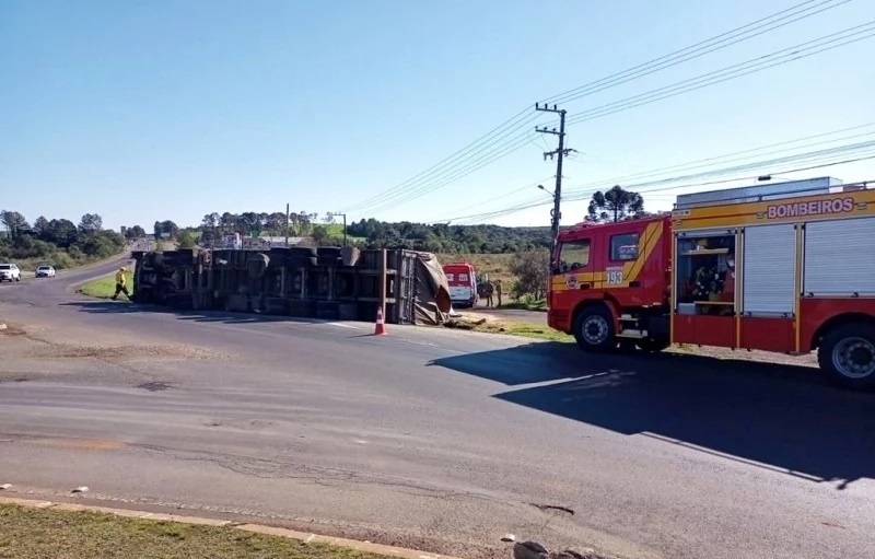 Motorista tomba carreta após contornar trevo na BR-282 em Campos Novos