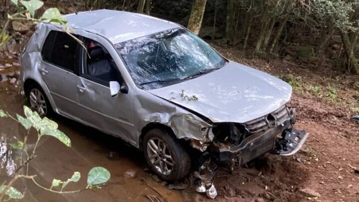 Motorista abandona mulher e criança após capotar o carro durante fuga da PM
