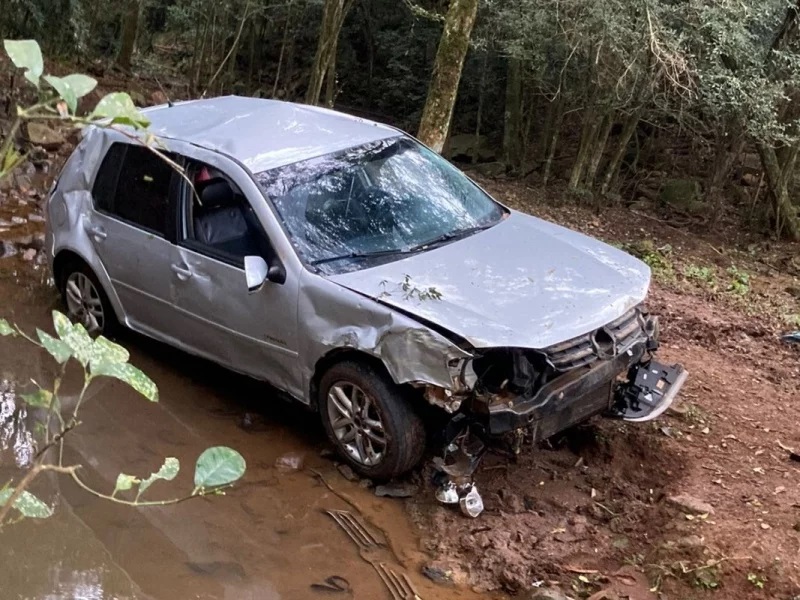 Motorista abandona mulher e criança após capotar o carro durante fuga da PM