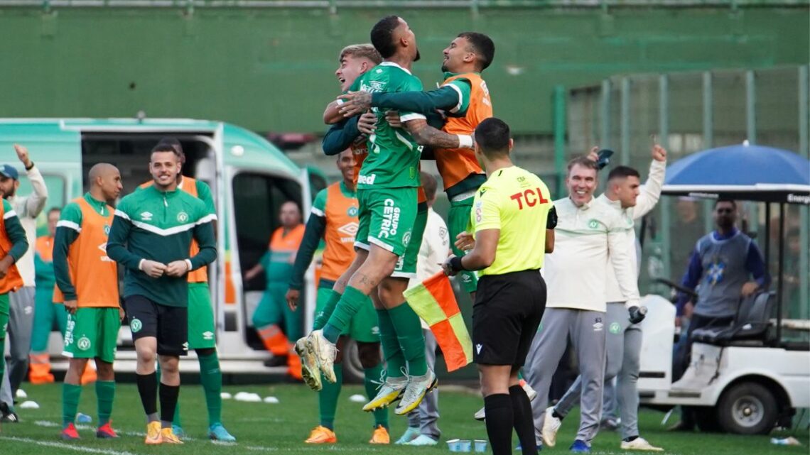 Chapecoense vence CRB na Arena Condá