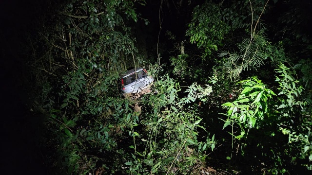 Embriagado, condutor perde controle e veículo cai em ribanceira em São Miguel do Oeste