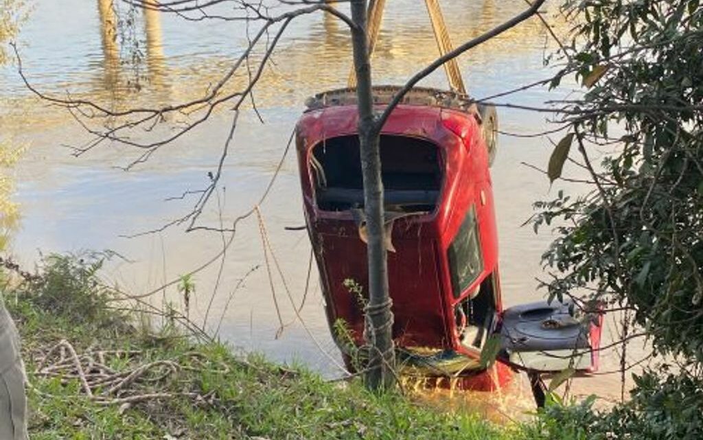 Quatro pessoas são encontradas mortas em carro submerso na divisa do PR com SC