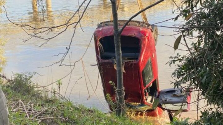 Quatro pessoas são encontradas mortas em carro submerso na divisa do PR com SC
