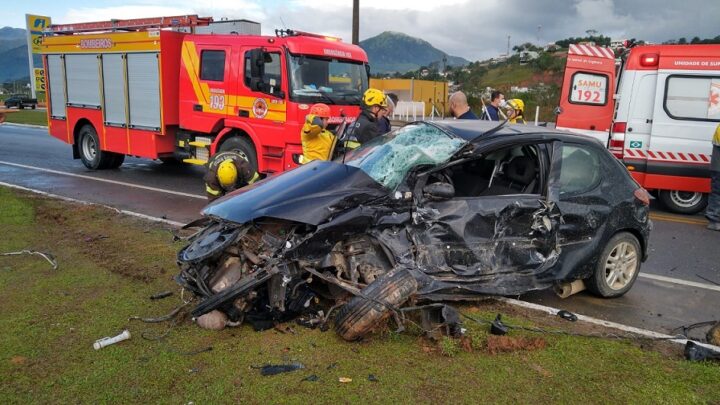 Imagens: colisão entre caminhão e carro deixa uma pessoa presa às ferragens na BR-282