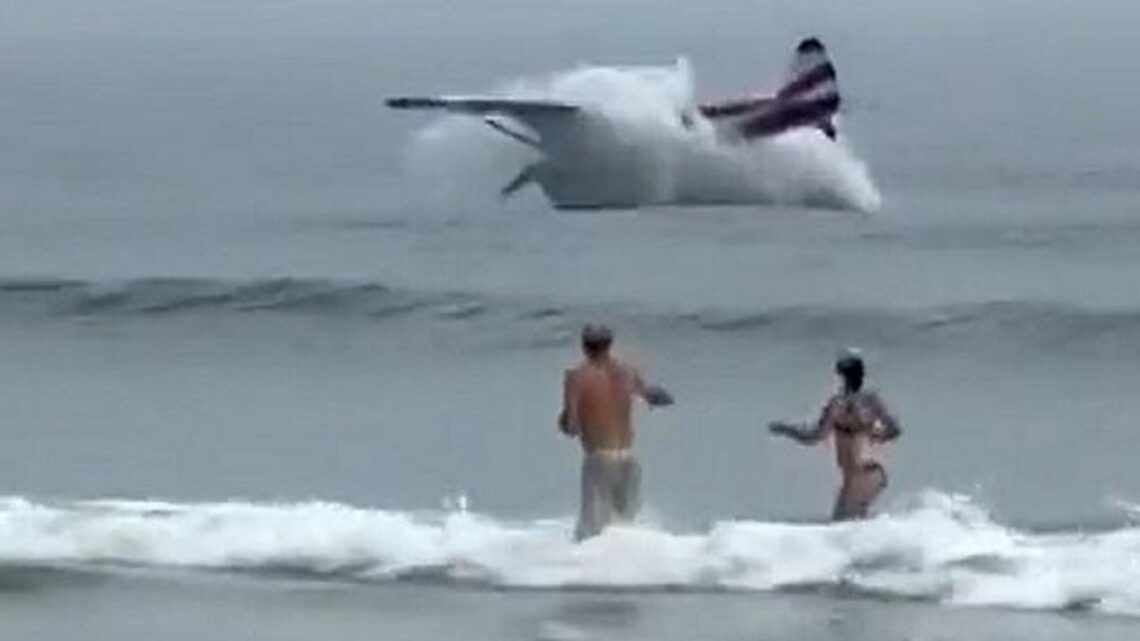Avião faz pouso forçado em mar e capota perto de banhistas; veja imagens