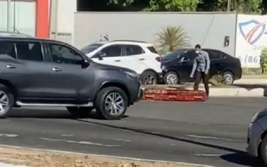 Vídeo: caixão com corpo cai de carro funerário no meio da rua; veja imagens
