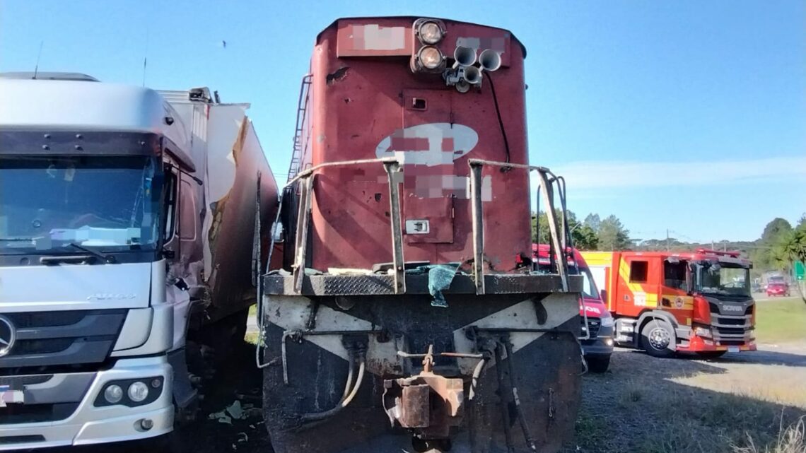 Caminhoneiro bate em trem e fica gravemente ferido no Norte de SC