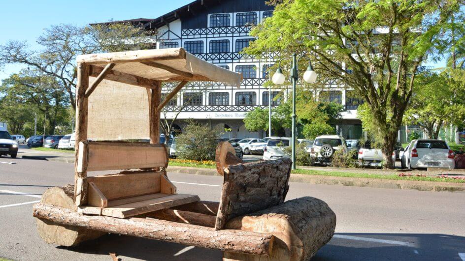 Carro dos Flintstones surge estacionado em frente à prefeitura de Blumenau