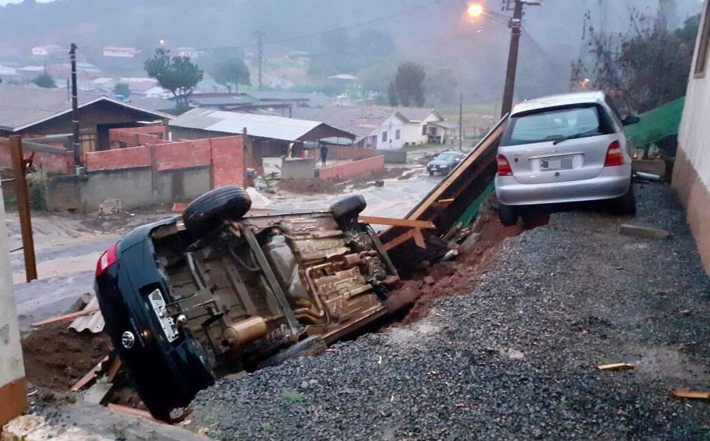 Chuva intensa causa deslizamento de terra em Lebon Régis