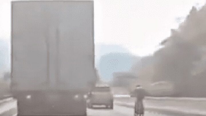 Ciclista é prensado entre dois caminhões e sobrevive; veja imagens