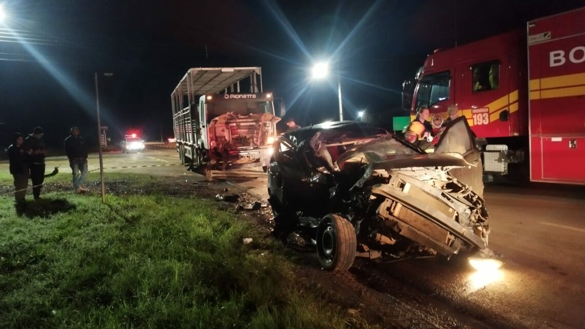 Colisão entre carro e caminhão deixa jovem morta em Tangará