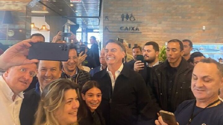 Eleitores conseguem foto com Bolsonaro durante almoço com políticos do PL