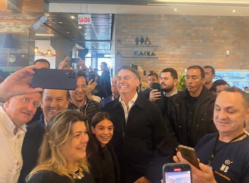 Eleitores conseguem foto com Bolsonaro durante almoço com políticos do PL