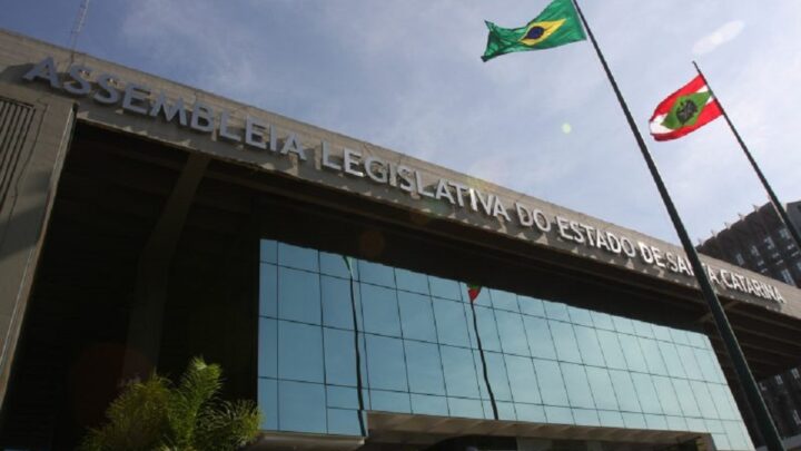 Em 58 segundos, deputados de SC aprovam aumento salarial de até 50% e criação de cargos