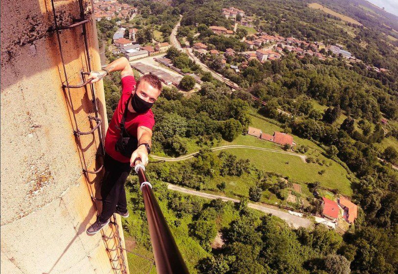 Homem conhecido por escalar prédios morre depois de cair do 68º andar em Hong Kong