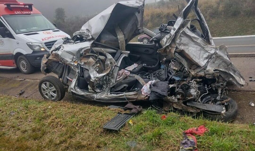 Motorista fica preso às ferragens após grave colisão contra caminhão na BR-282; imagens impressionam