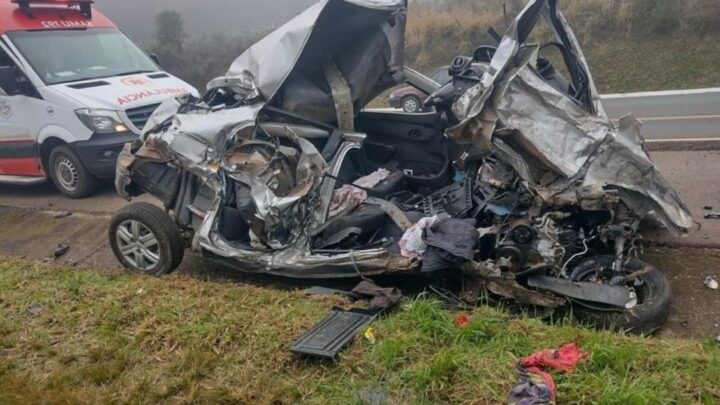 Motorista fica preso às ferragens após grave colisão contra caminhão na BR-282; imagens impressionam