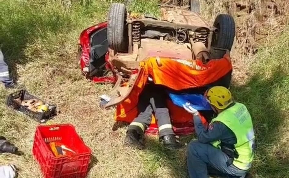 Motorista fica 15 horas preso em veículo após capotar e cair de 8 metros de altura em SC