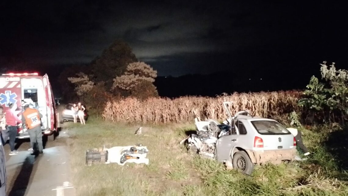 Motorista fica preso às ferragens e acaba morto após grave acidente na divisa de SC e PR