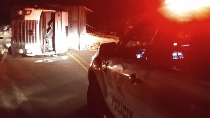 Motorista tomba caminhão carregado de toras na Serra Catarinense