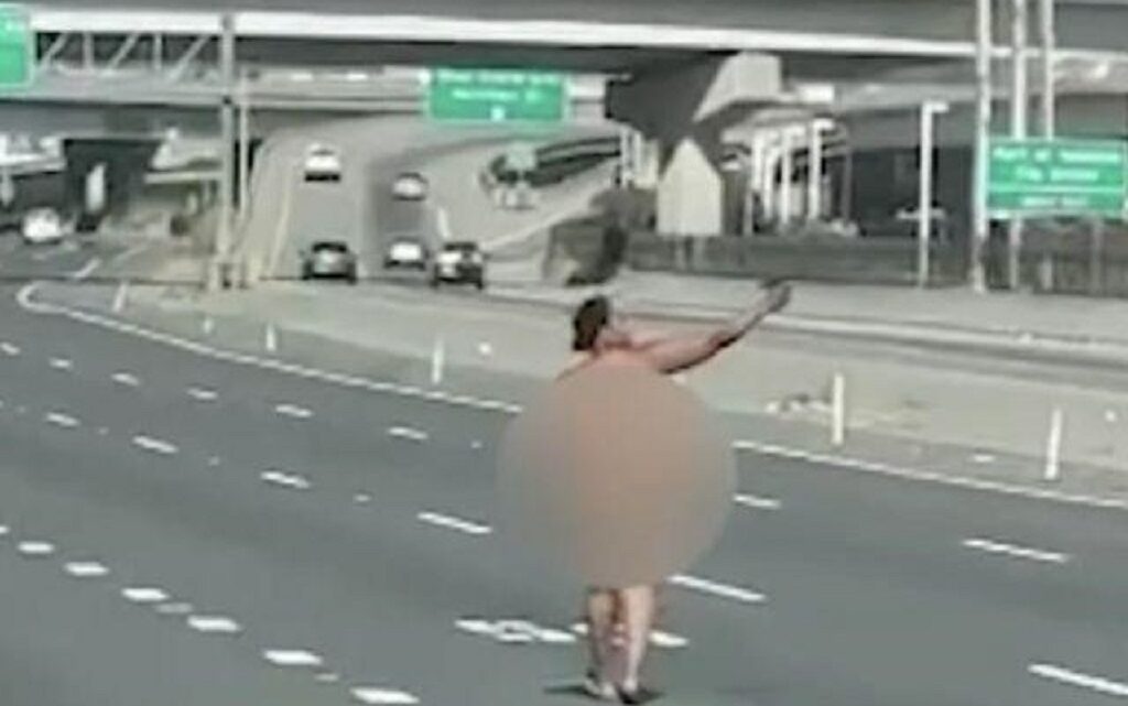 Mulher nua é flagrada atirando em carros em rodovia movimentada