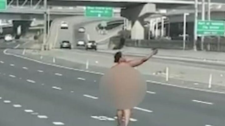 Mulher nua é flagrada atirando em carros em rodovia movimentada