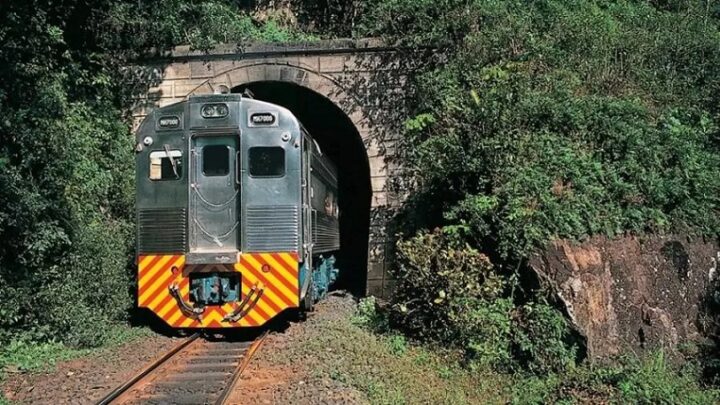 No Paraná, trem com quase mil passageiros fica oito horas preso em serra devido ao ciclone