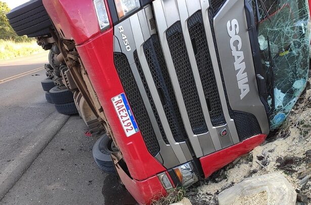 Carreta tomba na SC-160 em Bom Jesus do Oeste