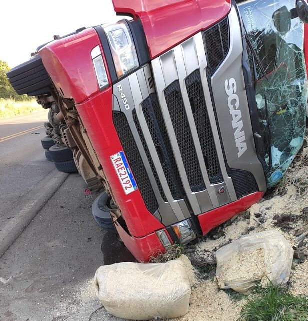 Carreta tomba na SC-160 em Bom Jesus do Oeste