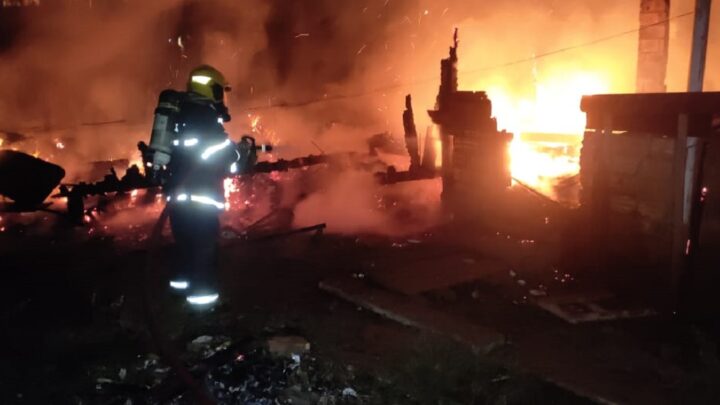 Vela causa incêndio e deixa residência completamente destruída em Chapecó