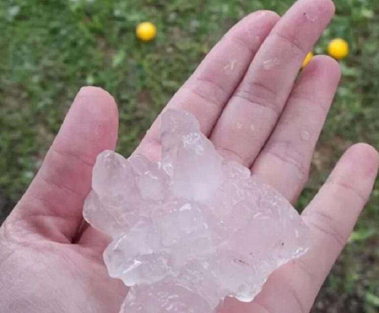 Vídeo: chuva de granizo causa estragos em cidade do Oeste de SC