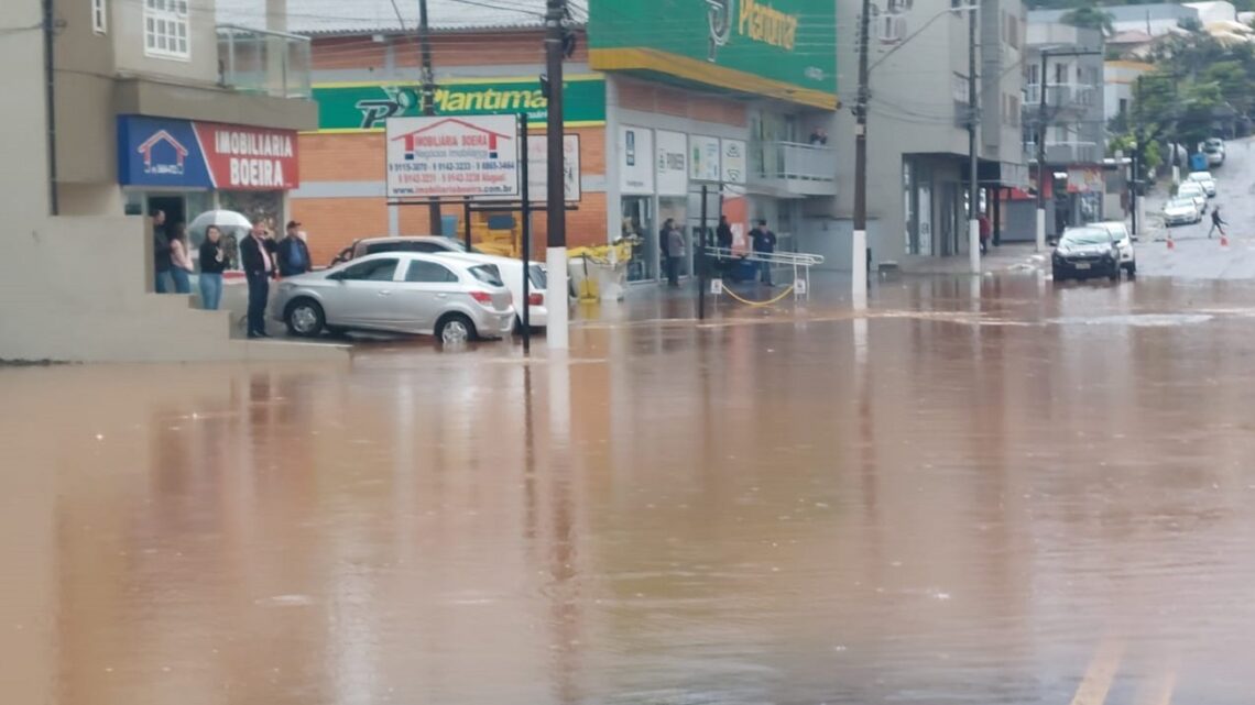 Vídeo: chuva intensa deixa Maravilha debaixo d’água