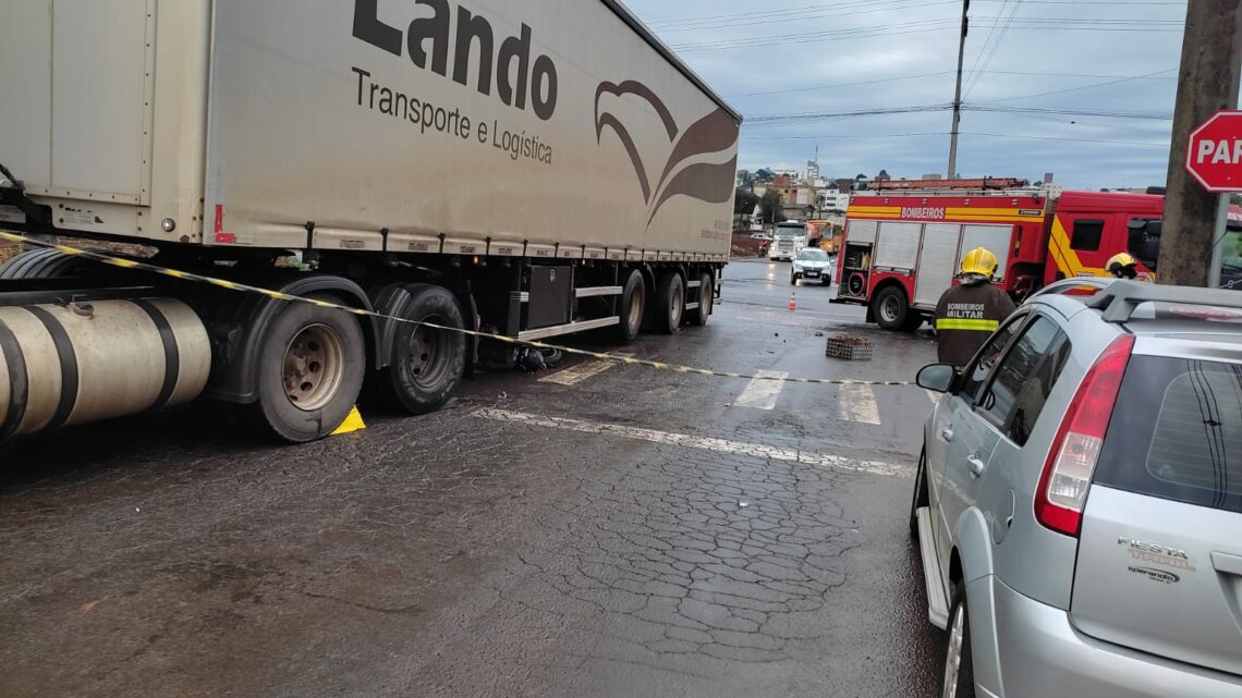 Vídeo: colisão entre carreta e moto deixa jovem morto em Chapecó