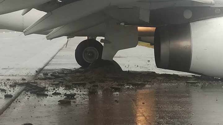 Vídeo: avião derrapa na pista e para em buraco no asfalto em SC