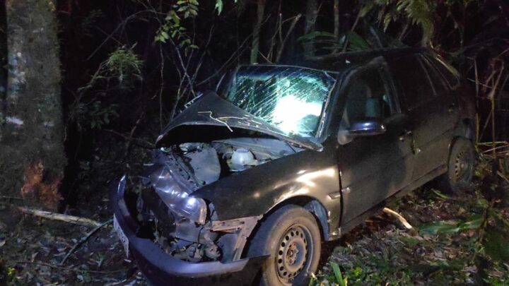 Carro sai da pista e colide contra árvore na SC-160