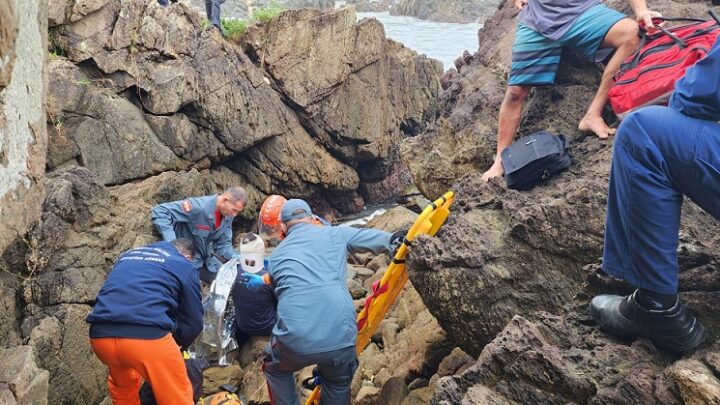 Turista cai de costão durante pescaria no Litoral Norte e fratura a cabeça; veja o resgate