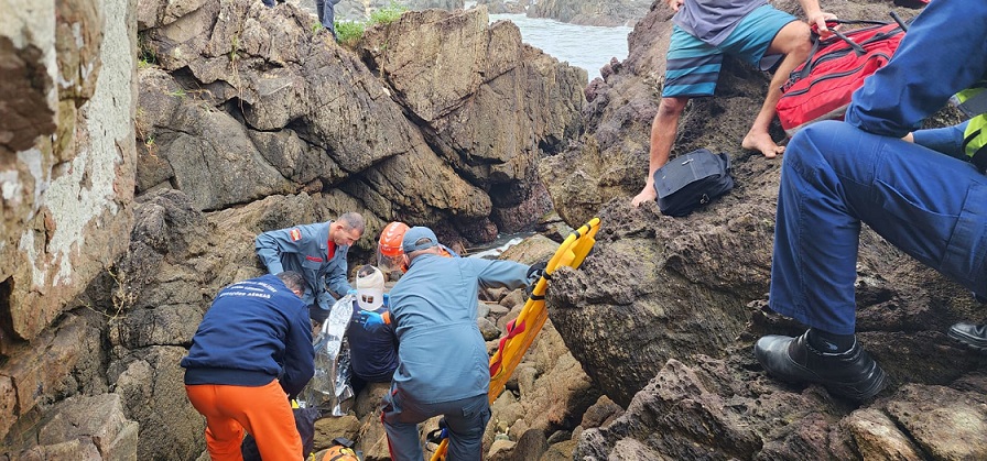 Turista cai de costão durante pescaria no Litoral Norte e fratura a cabeça; veja o resgate