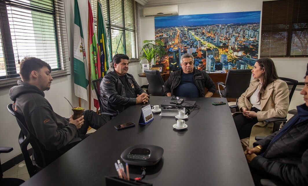 Prefeito de Chapecó recebe visita de Jair Renan Bolsonaro