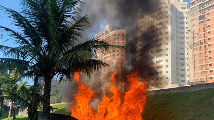 Imagens: carro cai de marginal da BR-101 e pega fogo em SC