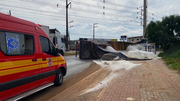 Vídeo: carreta carregada com farinha tomba e colide em veículo em Chapecó