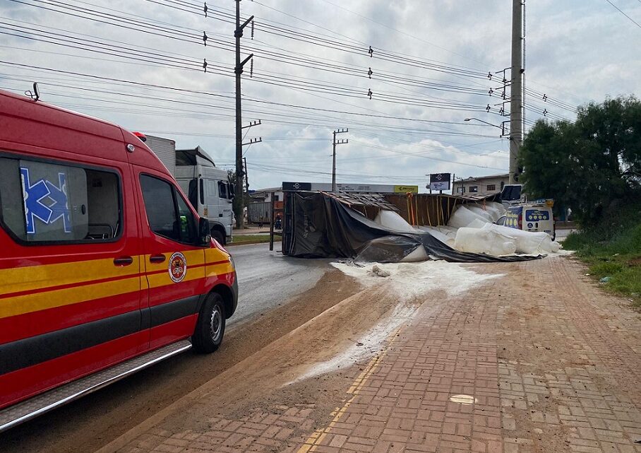 Vídeo: carreta carregada com farinha tomba e colide em veículo em Chapecó