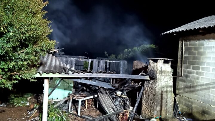 Imagens: casa fica completamente destruída pelo fogo em Xaxim