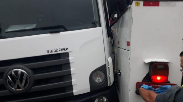 Homem morre prensado entre dois caminhões em Rio do Sul