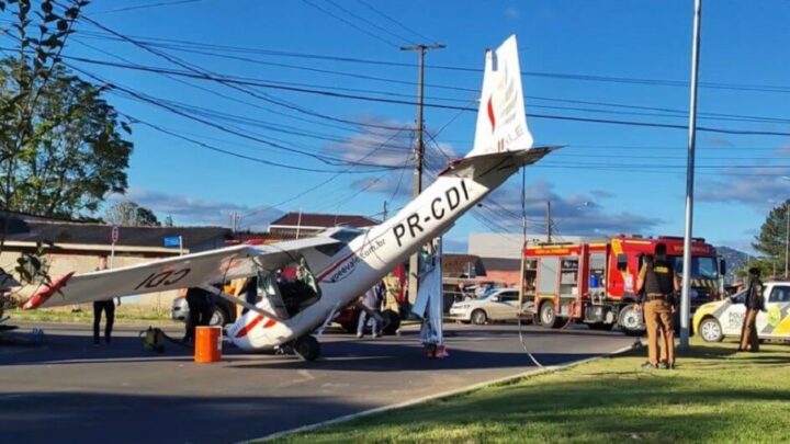 Vídeo: avião cai no meio da rua e chega a tocar em carro na divisa entre SC e PR