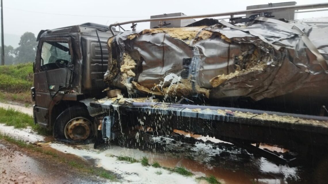 Um acidente foi registrado entre caminhão de leite e um de suínos na SC 155 em Xavantina