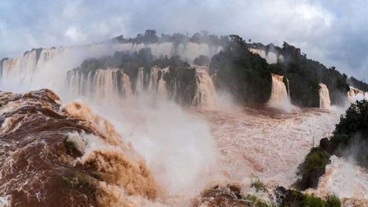 Cataratas impressiona ao atingir 9 milhões de litros d’água por segundo