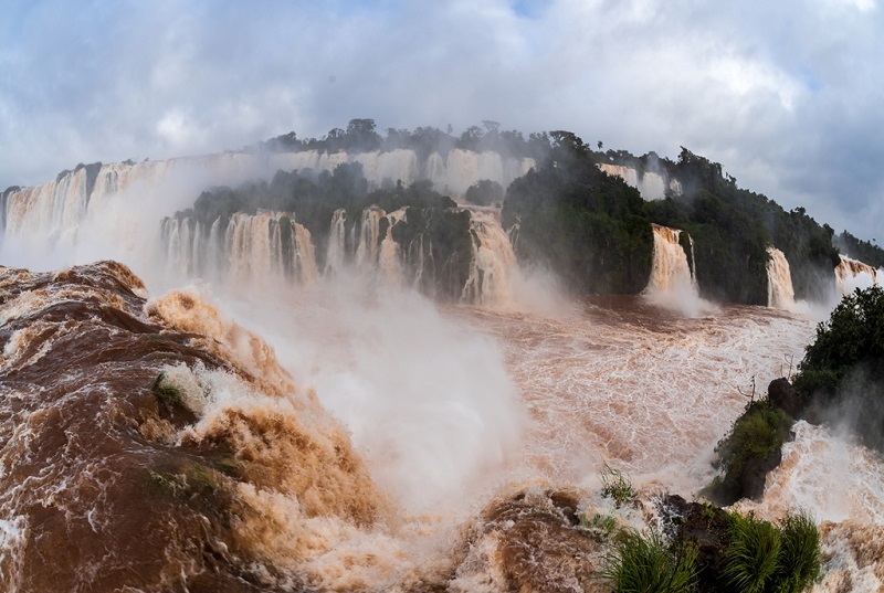 Cataratas impressiona ao atingir 9 milhões de litros d’água por segundo